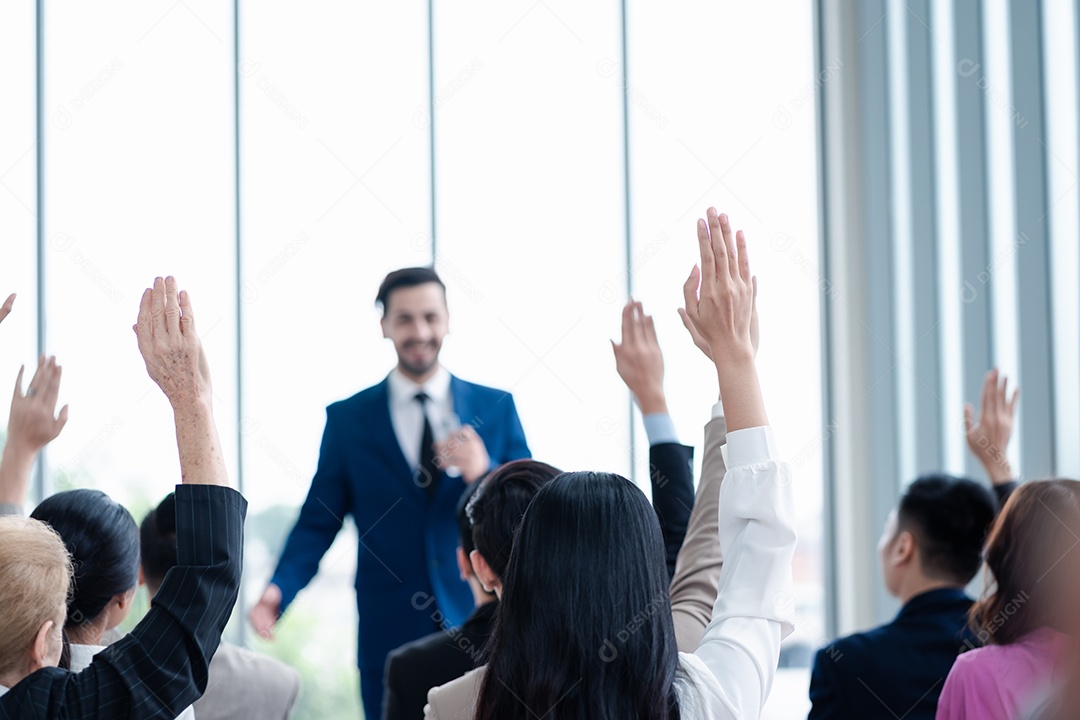Pessoa de negócios levantando a mão durante o seminário.