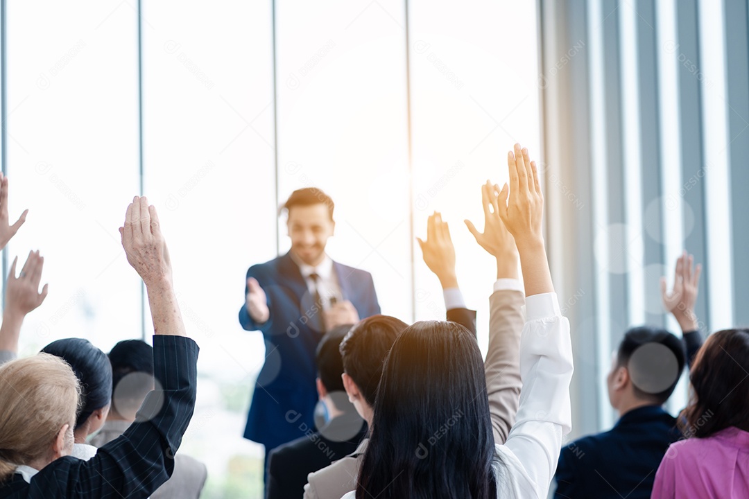 Pessoa de negócios levantando a mão durante o seminário.