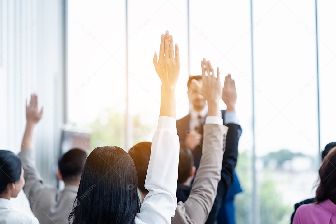 Pessoa de negócios levantando a mão durante o seminário.
