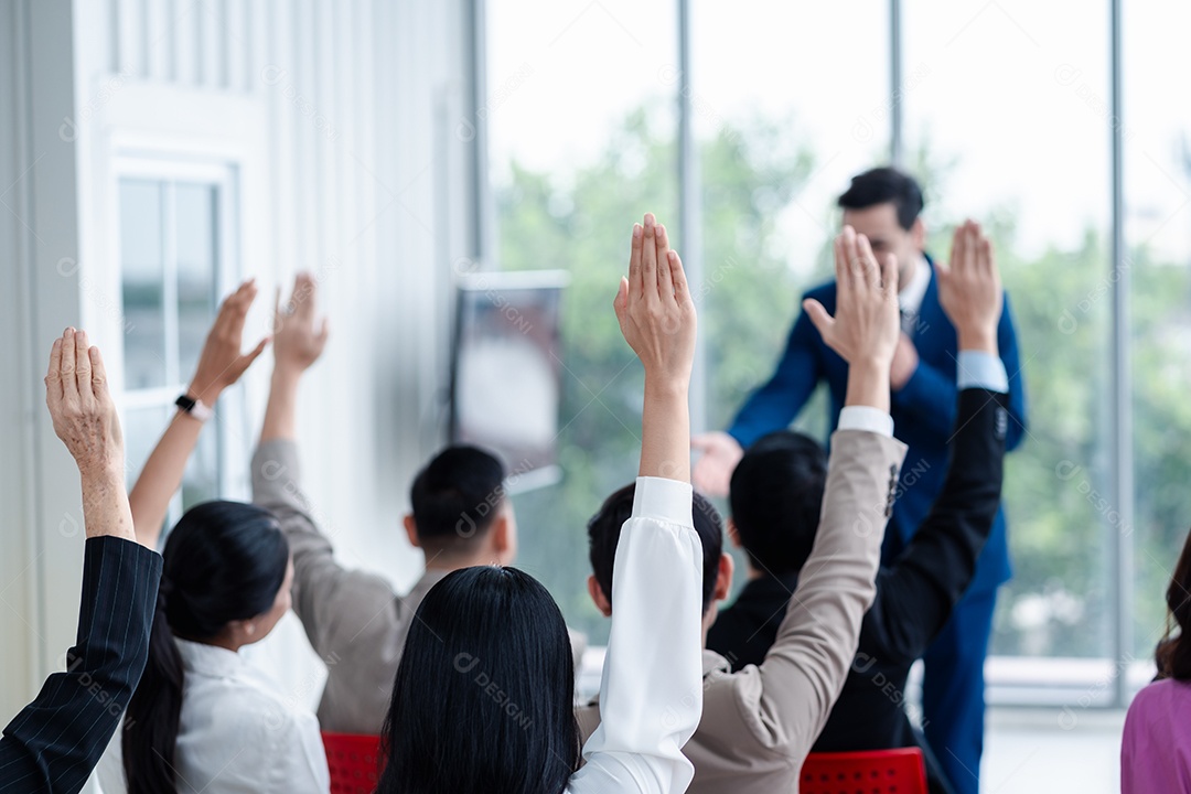 Pessoa de negócios levantando a mão durante o seminário.