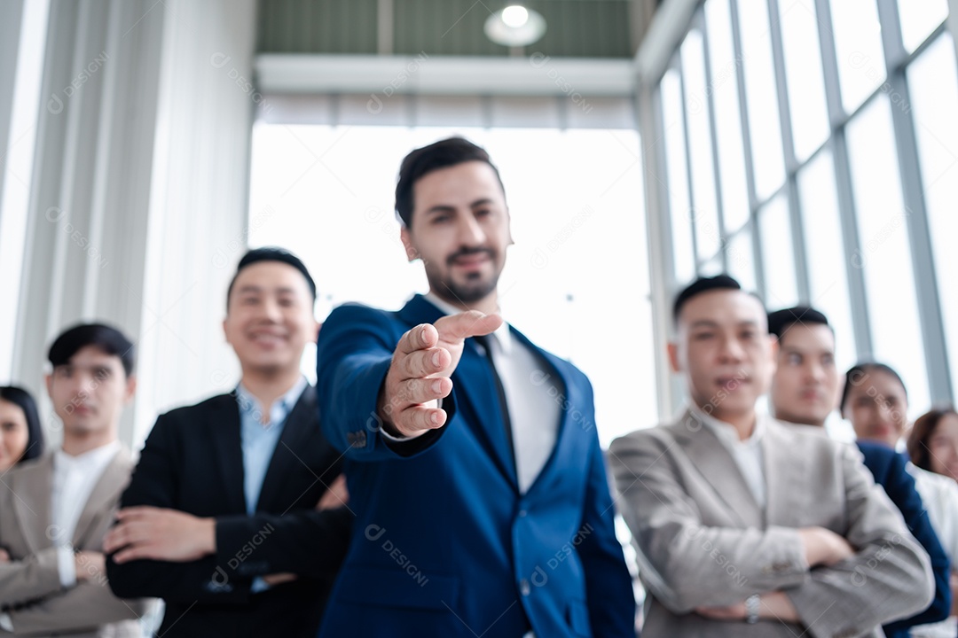 O recrutamento seletivo de novas carreiras se junta à sua equipe.