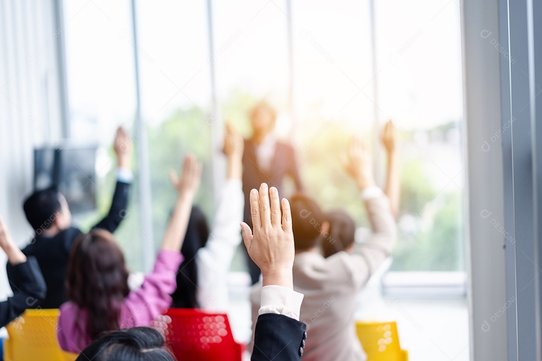 Pessoa de negócios levantando a mão durante o seminário.