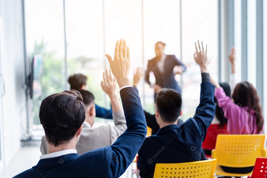 Pessoa de negócios levantando a mão durante o seminário.