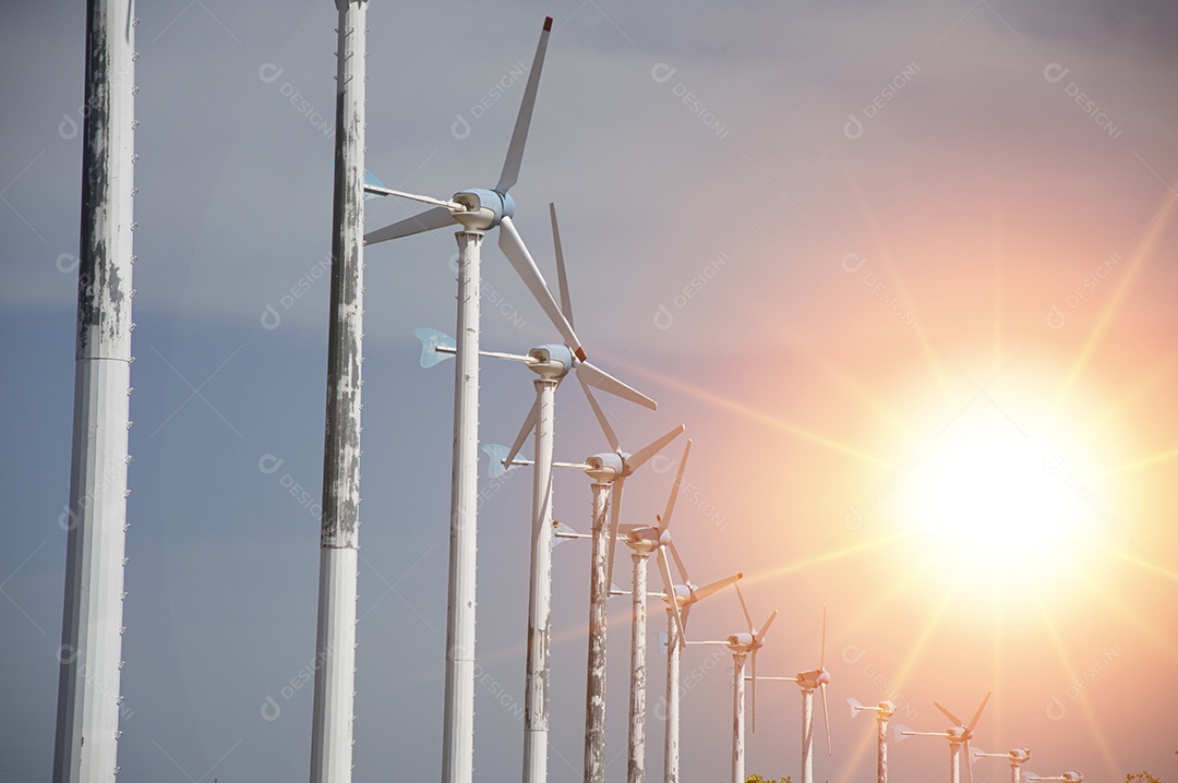 Turbina eólica com céu azul e pôr do sol