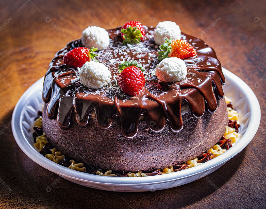 Delicioso bolo de chocolate com cobertura de morango