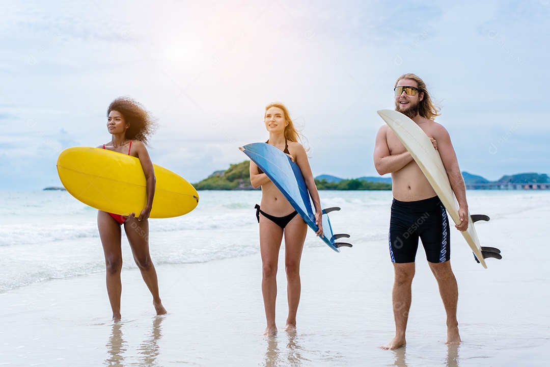 Amizade em grupo jogando prancha de surf na praia em atividades de fim de semana