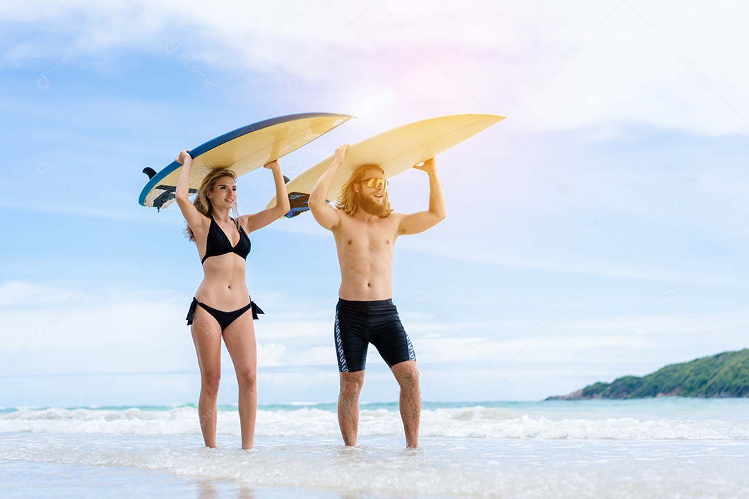 Casal jogando prancha de surf na praia em atividade de fim de semana