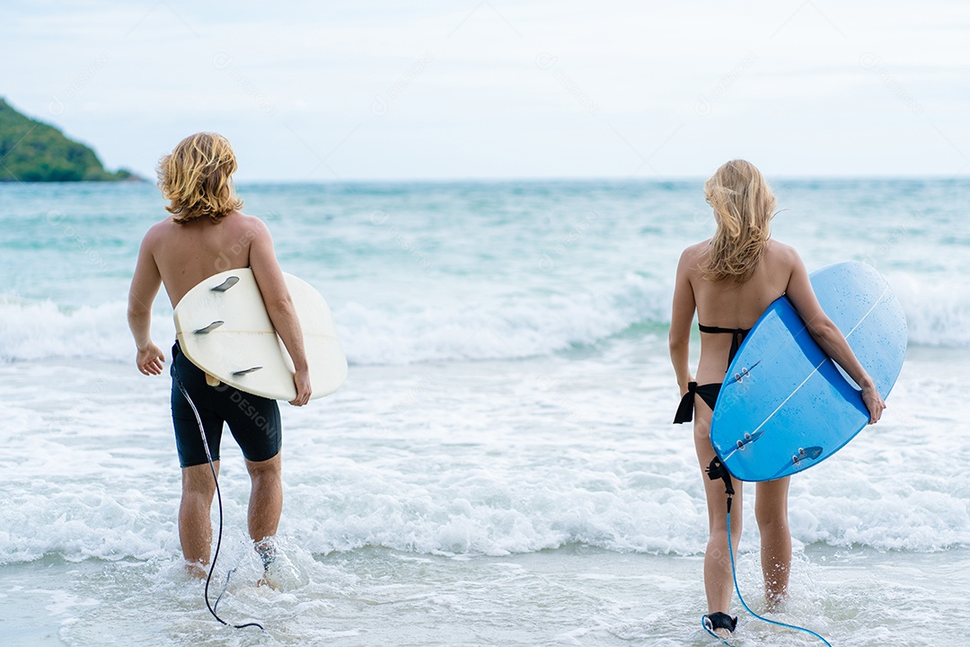 Casal jogando prancha de surf na praia em atividade de fim de semana