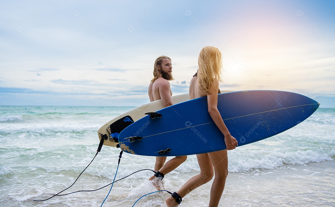 Casal jogando prancha de surf na praia em atividade de fim de semana