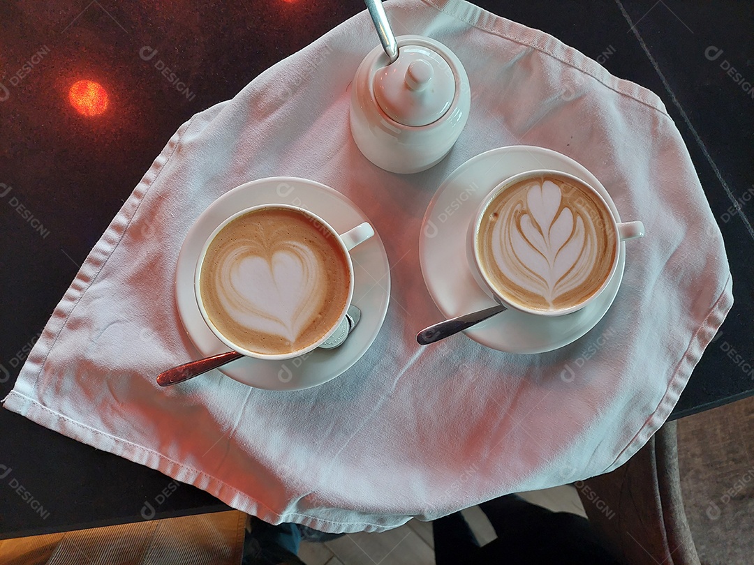 Xícaras com delicioso cappuccino cobre a mesa