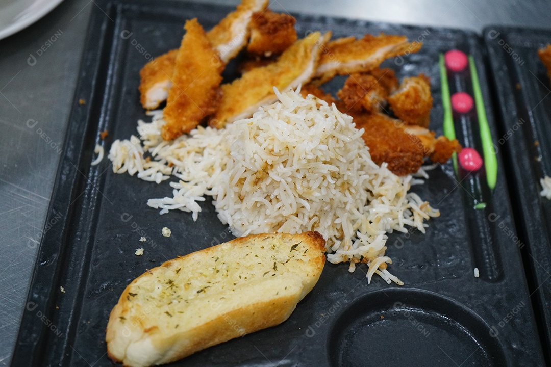 Deliciosa comida típica frango e arroz