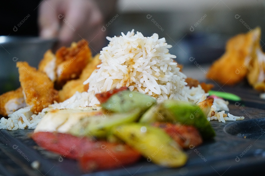 Deliciosa comida típica frango e arroz