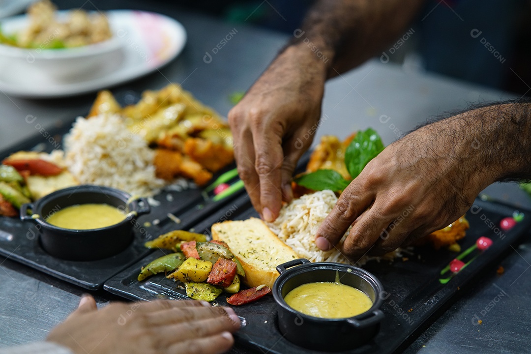 Deliciosa comida típica frango e arroz