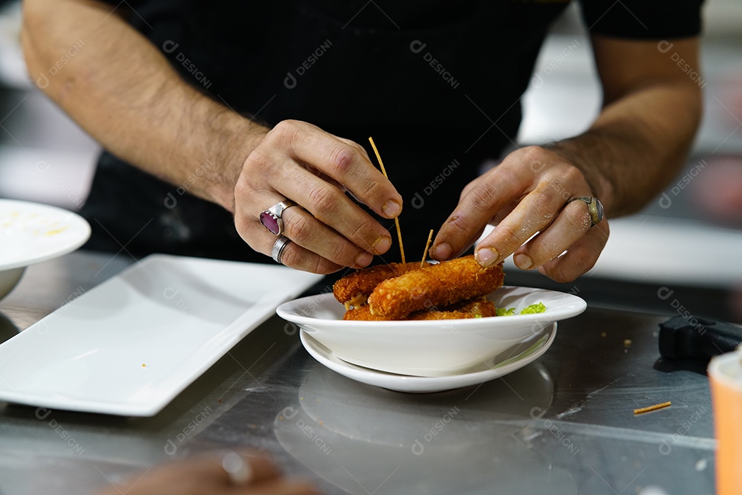 Deliciosos aperitivos fritos sobre a tigela