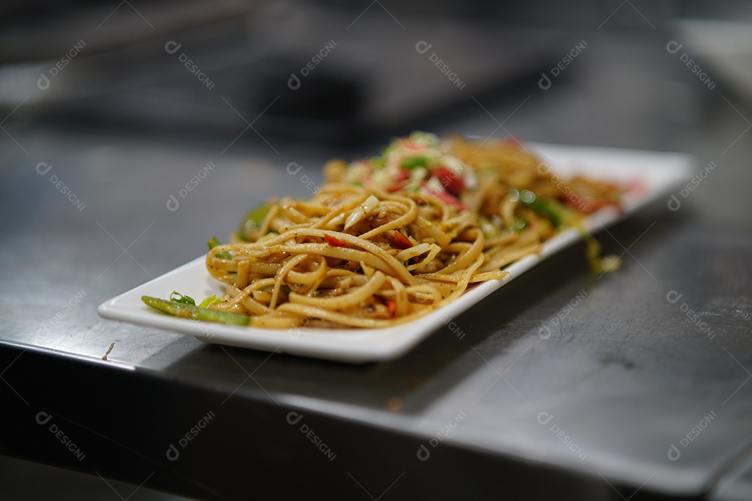 Tigela com delicioso yakisoba