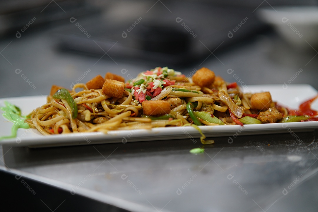 Tigela com delicioso yakisoba