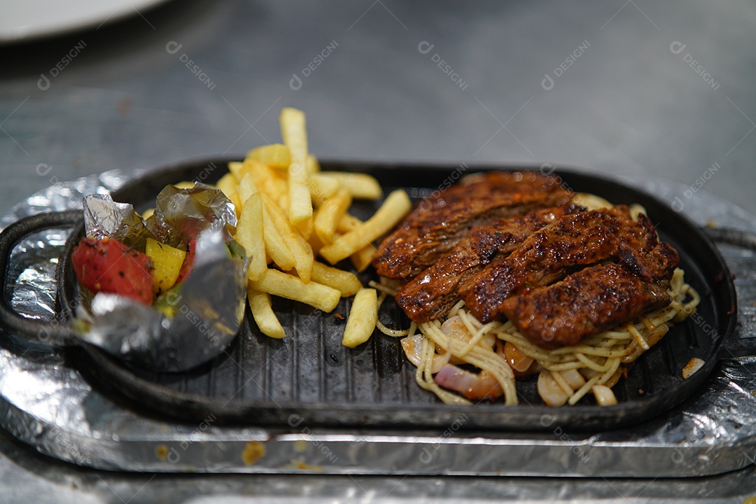 Chapa com filé mignon grelhados e batatas fritas