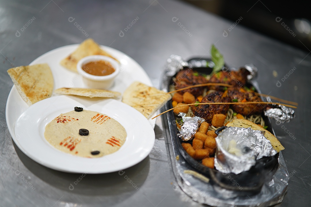 Comida típica frango frito e tortilhas