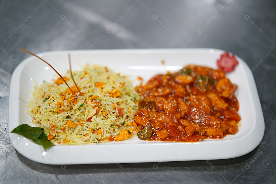 Deliciosa comida típica arroz e frango ao molho