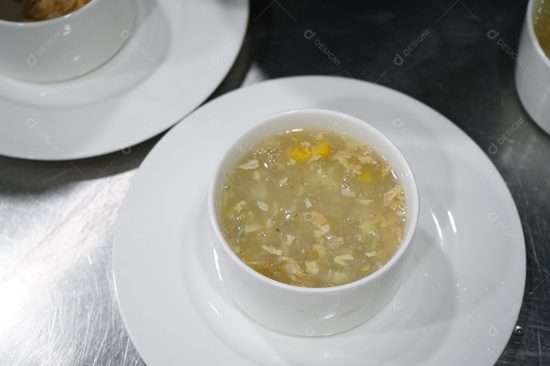 Tigela com caldo de frango delicioso