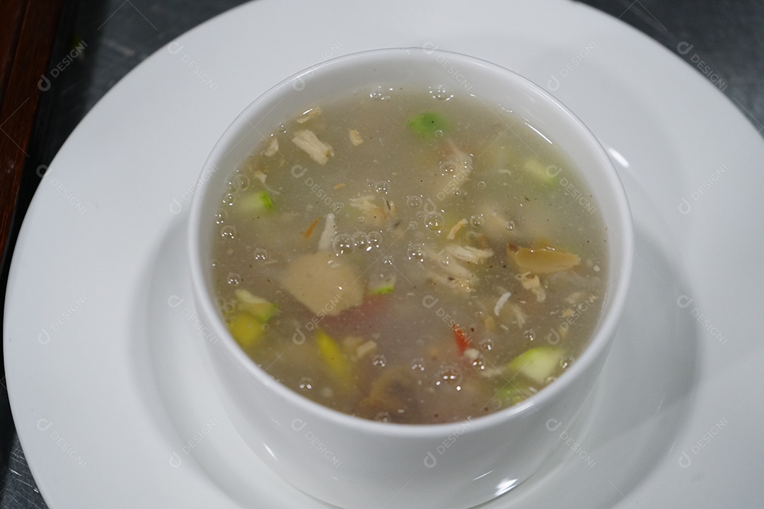 Tigela com caldo de frango delicioso