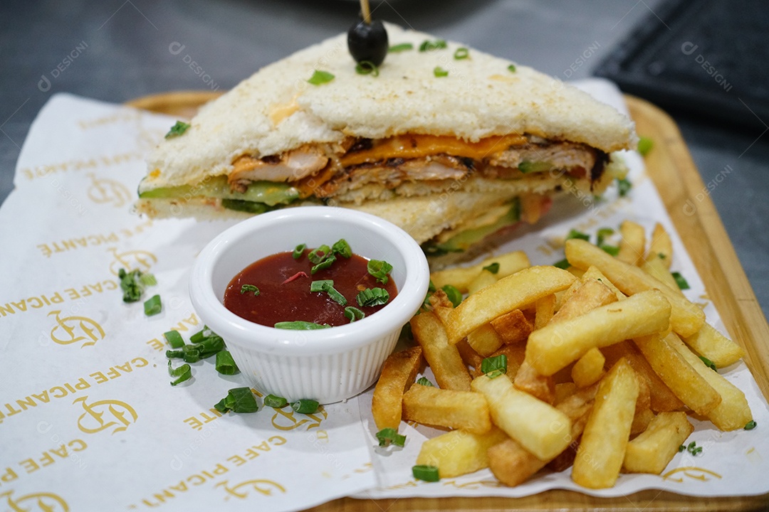 Delicioso sanduíche com batatas fritas