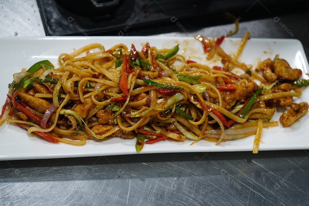 Delicioso yakisoba em tigela branco