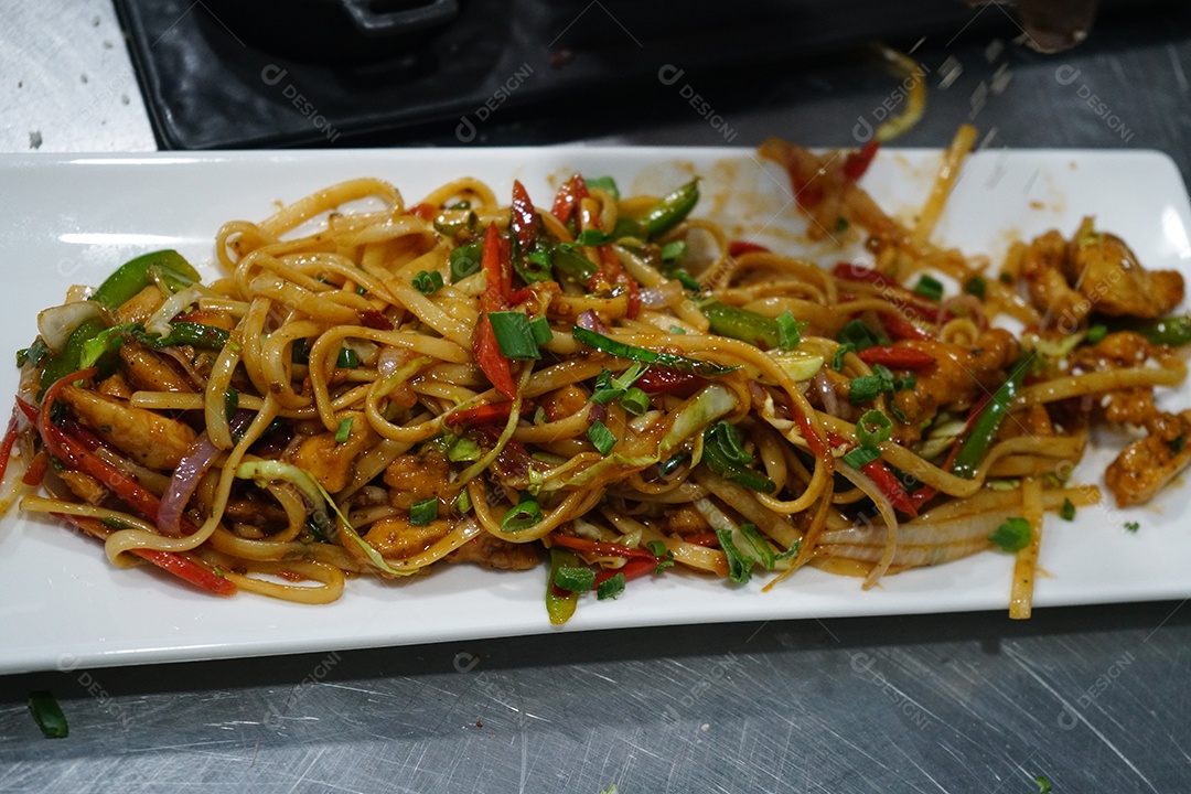 Delicioso yakisoba em tigela branco