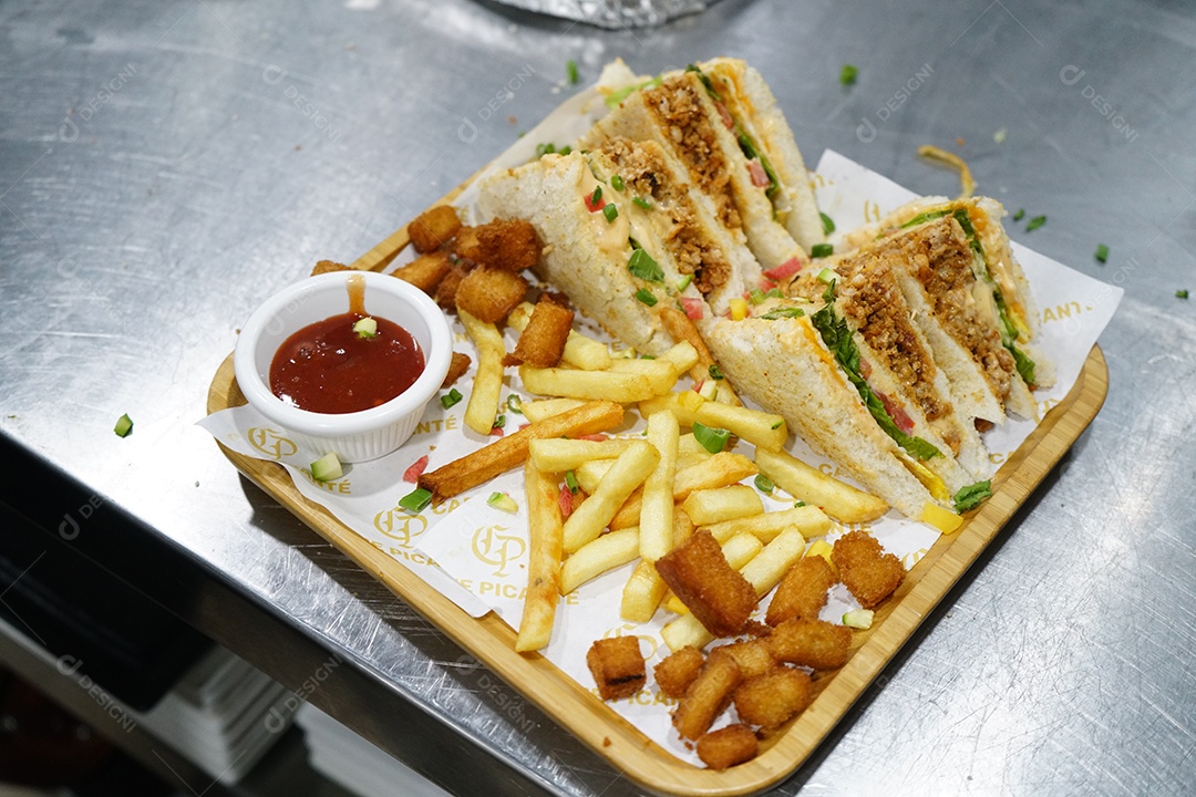 Delicioso sanduíche com batatas fritas