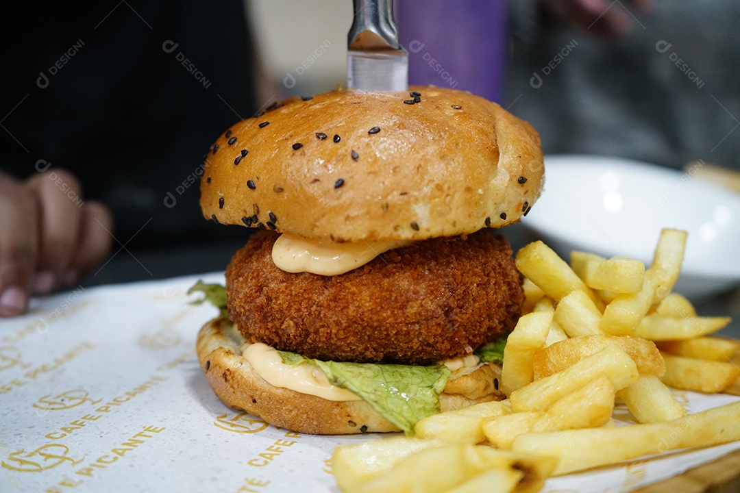Delicioso sanduíche com hamburguer empanado