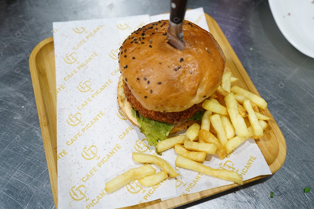 Delicioso sanduíche com hamburguer empanado