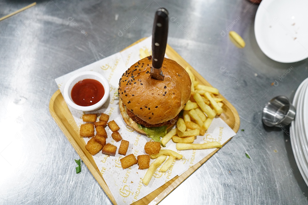 Delicioso sanduíche com hamburguer empanado