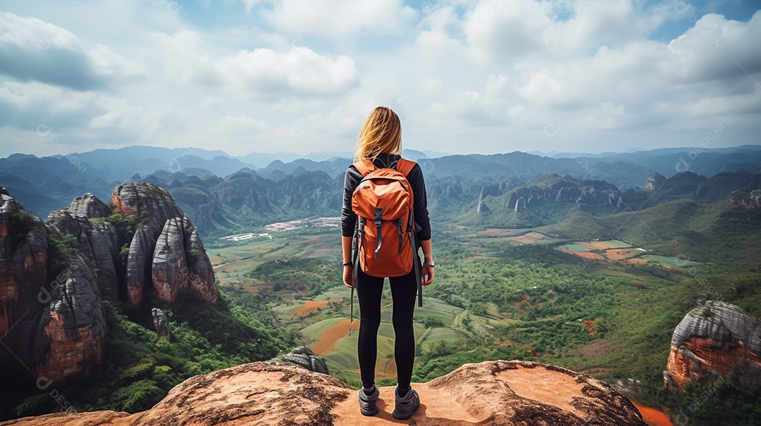 Imagem realista de mulher turista olhando a paisagem