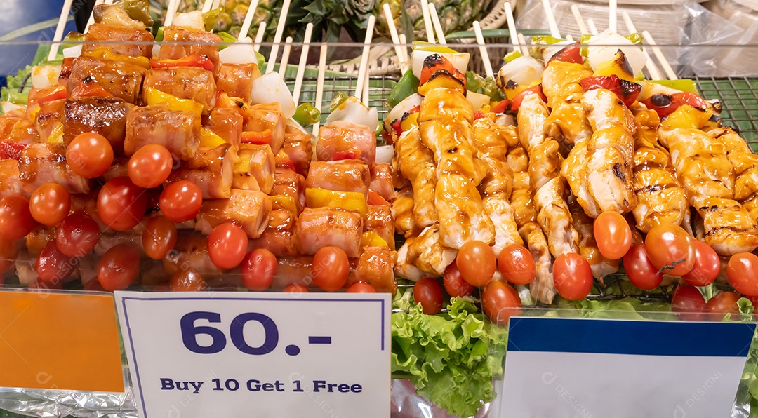 Deliciosa comida de churrasco com compre dez e ganhe um sinal grátis está à venda na barraca na rua.