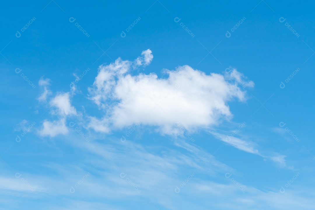 Lindo céu azul com forma estranha de nuvens pela manhã