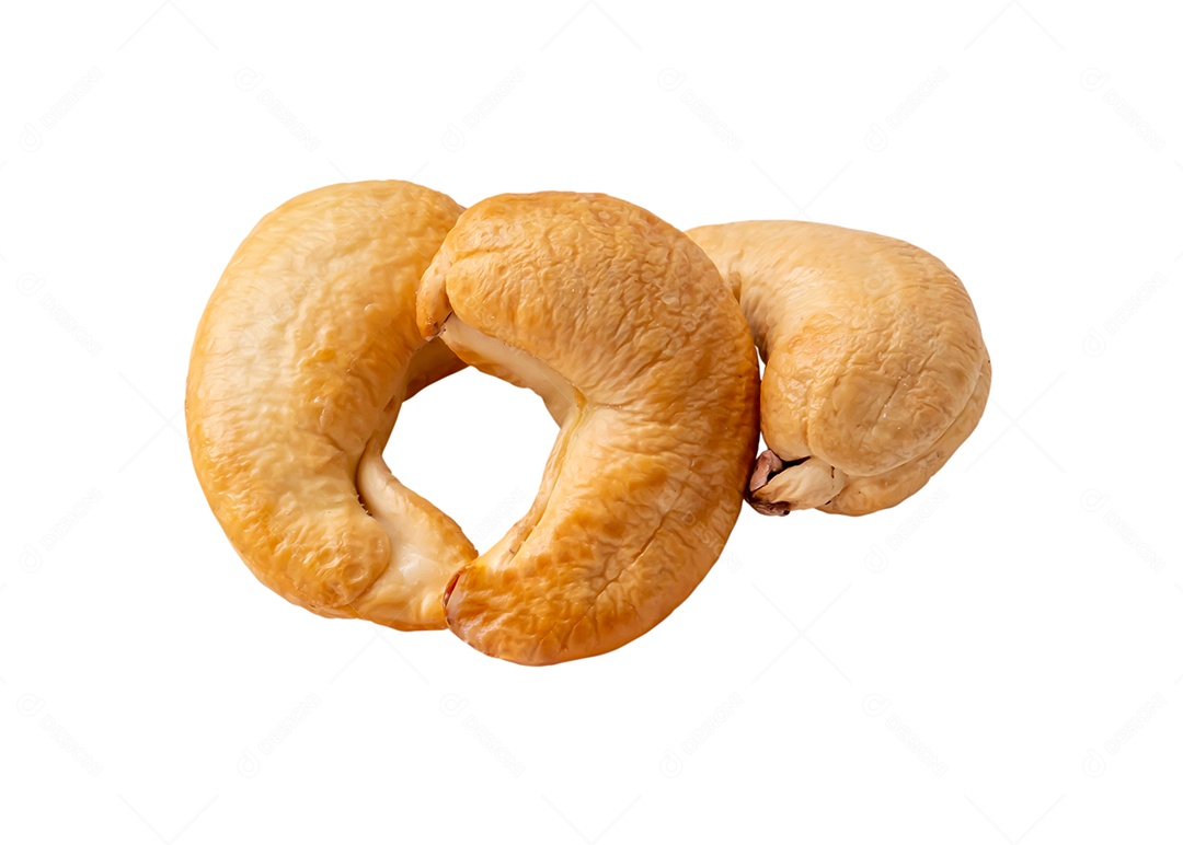 Castanhas de caju torradas em pilha são isoladas em fundo branco com traçado de recorte.