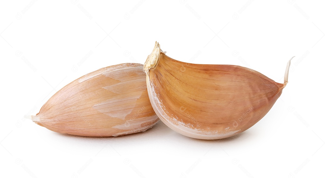 Os dentes de alho frescos na pilha são isolados no fundo branco