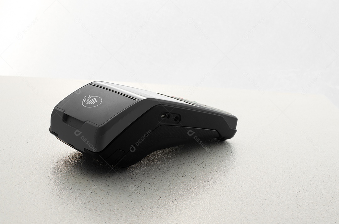 Close de um dispositivo de pagamento com cartão de crédito sem contato