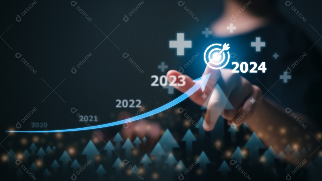 Empresário calculando dados financeiros para metas de crescimento de investimento a longo prazo.