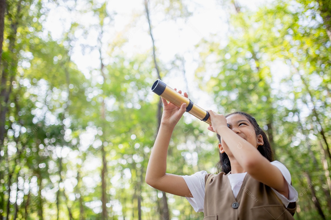 Felizes meninas asiáticas olhando para frente e sorrindo criança com os binóculos no parque.