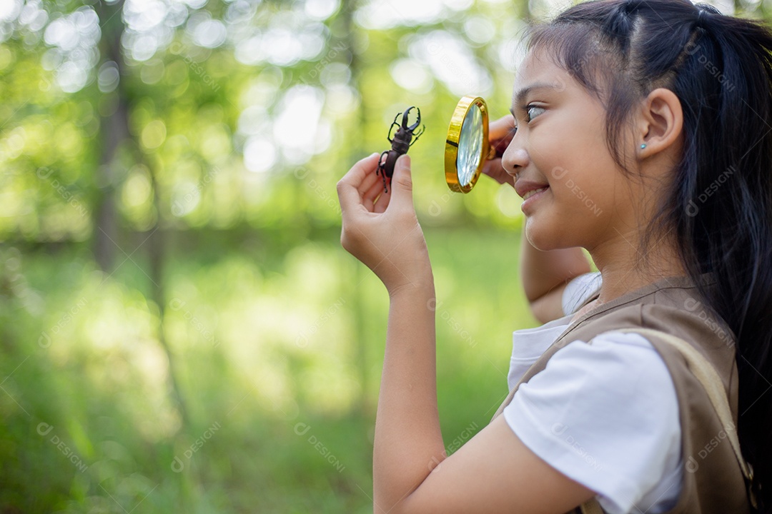 Felizes meninas asiáticas olhando para frente e sorrindo criança com os binóculos no parque.