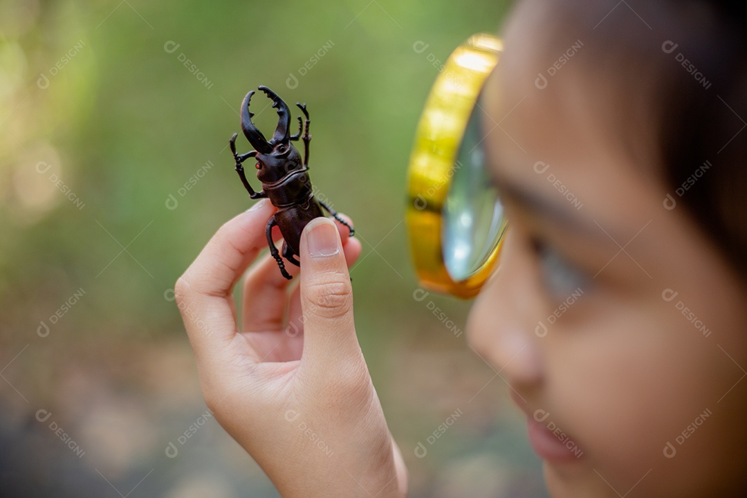 Felizes meninas asiáticas olhando para frente e sorrindo criança com os binóculos no parque.