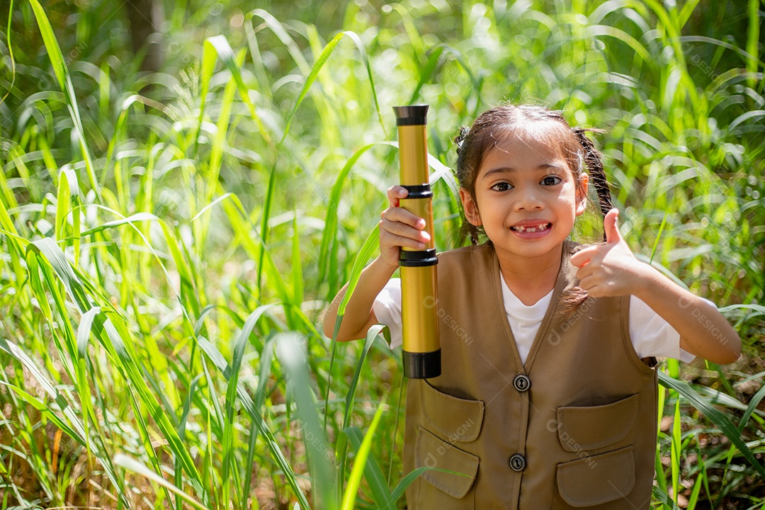 Felizes meninas asiáticas olhando para frente e sorrindo criança com os binóculos no parque.