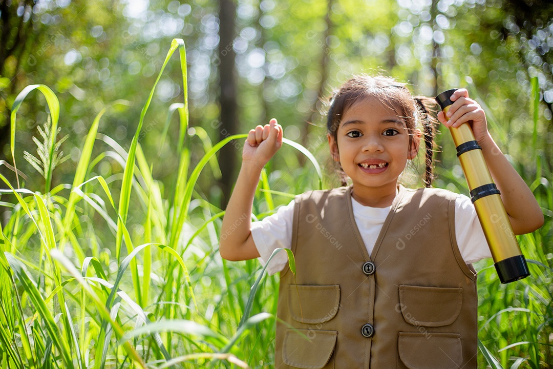 Felizes meninas asiáticas olhando para frente e sorrindo criança com os binóculos no parque.
