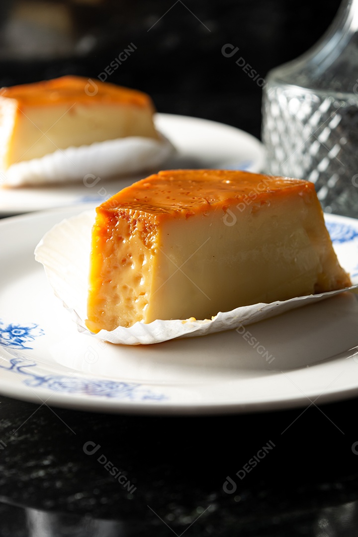 Fatia de pudim, em prato branco delicioso gourmet