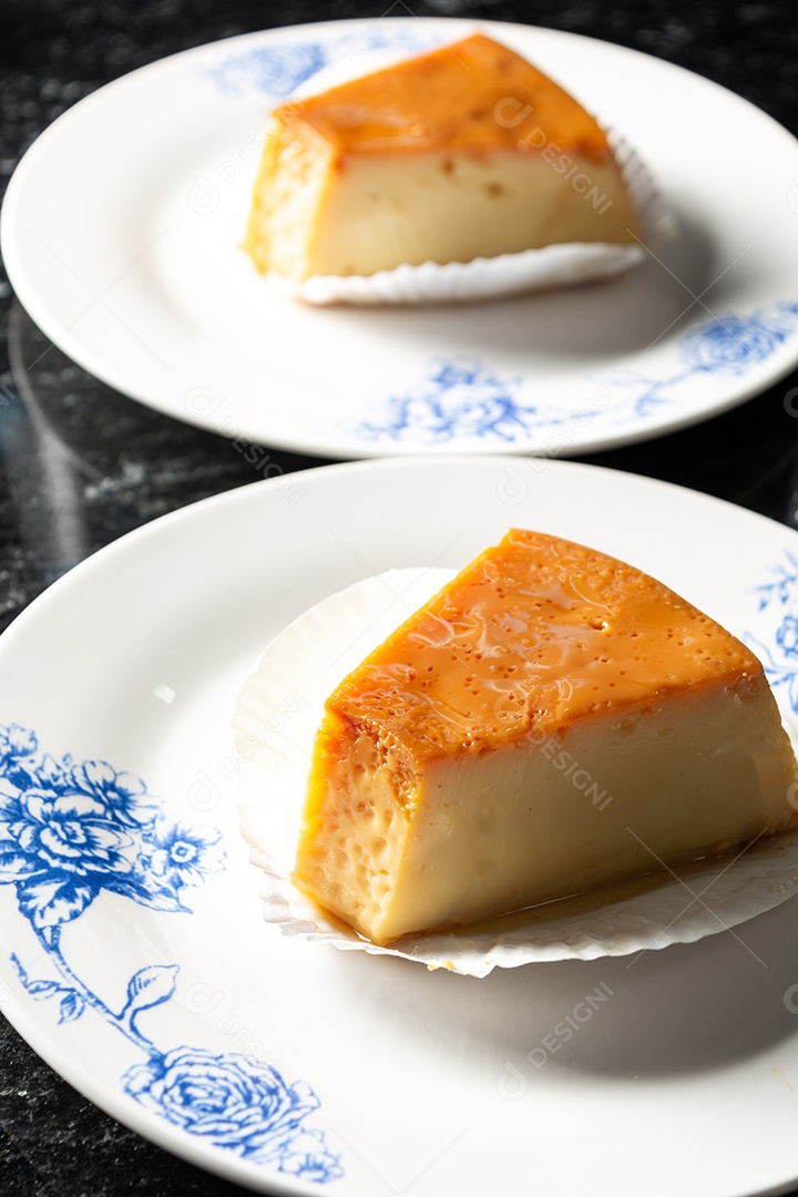 Fatia de pudim, em prato branco delicioso gourmet