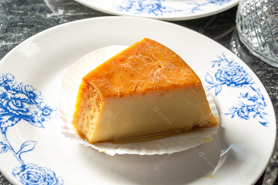 Fatia de pudim, em prato branco delicioso gourmet