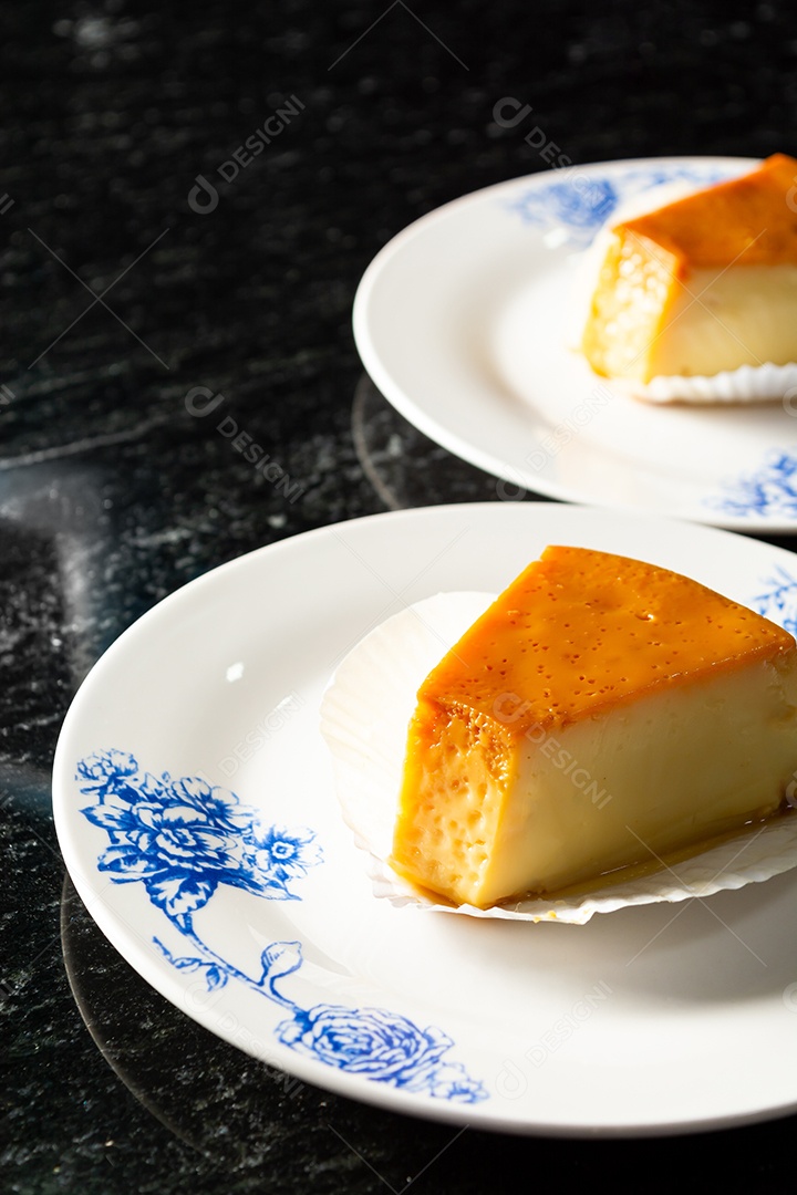 Fatia de pudim, em prato branco delicioso gourmet