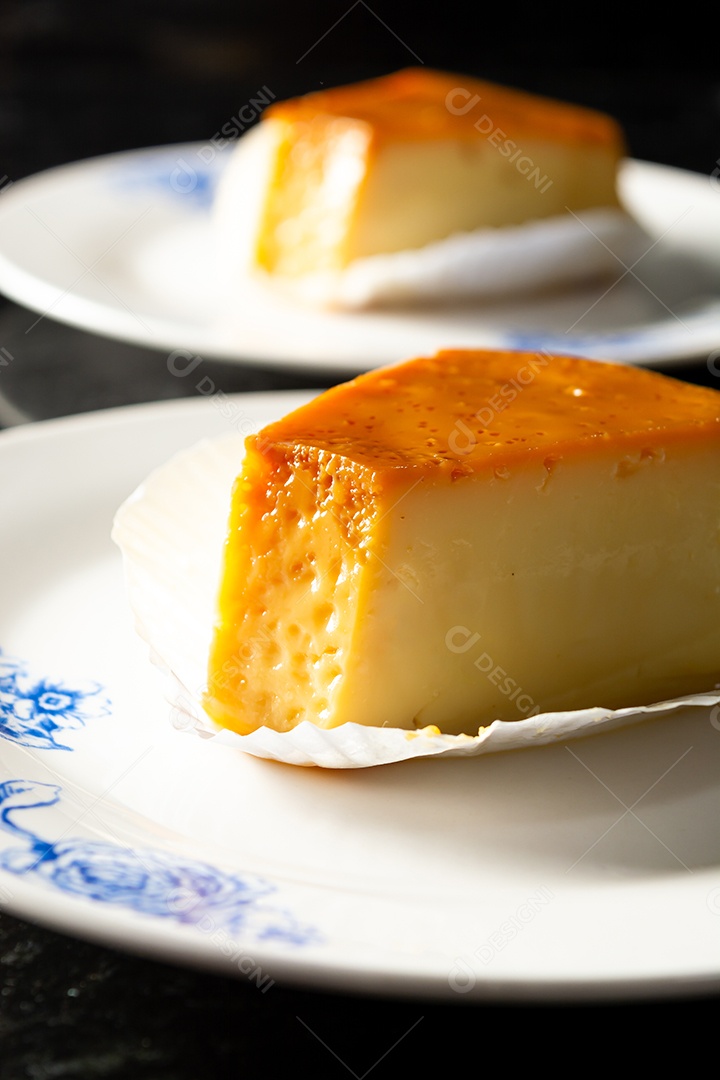 Fatia de pudim, em prato branco delicioso gourmet