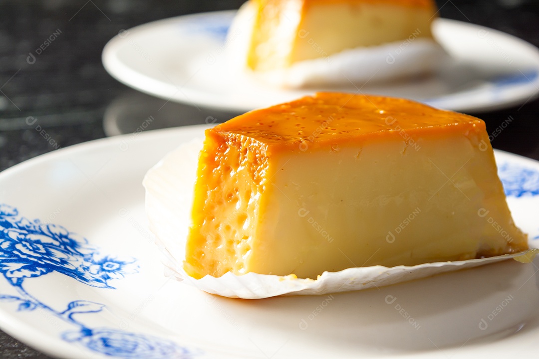 Fatia de pudim, em prato branco delicioso gourmet